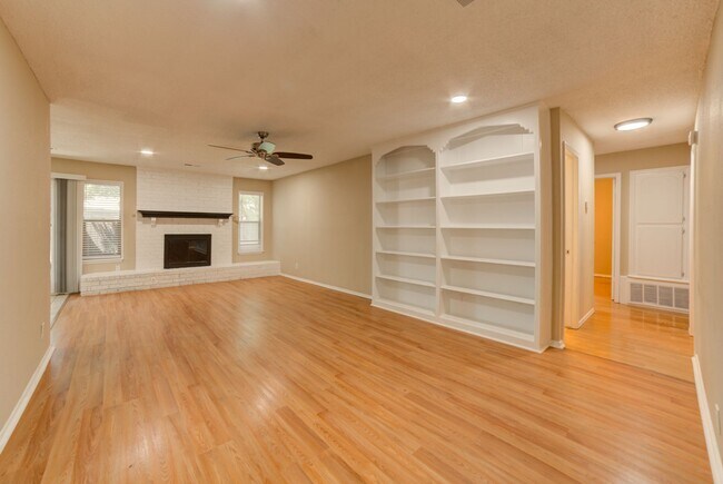 Building Photo - Recently Renovated 4 Bed / 2 Bath in Glenpool!