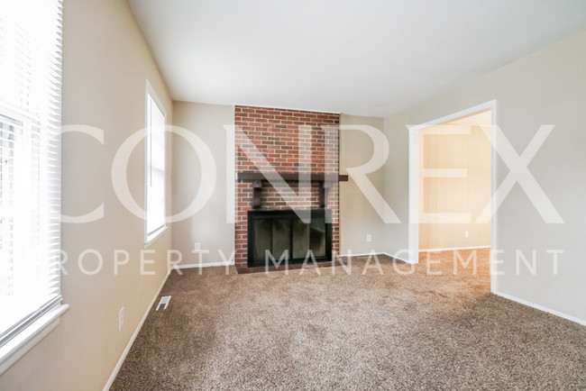 Building Photo - 3 bdrm, 2 bath split level!