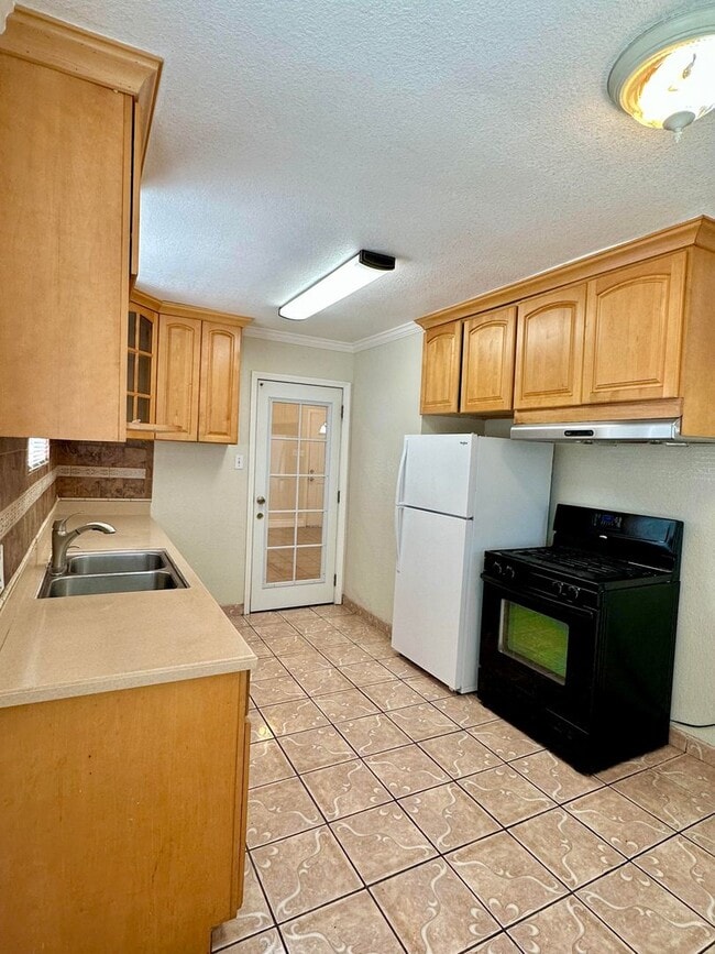 Building Photo - $1,950 - GORGEOUS TWO BEDROOM DUPLEX UNIT WITH GARAGE IN HAYWARD FOOTHILLS