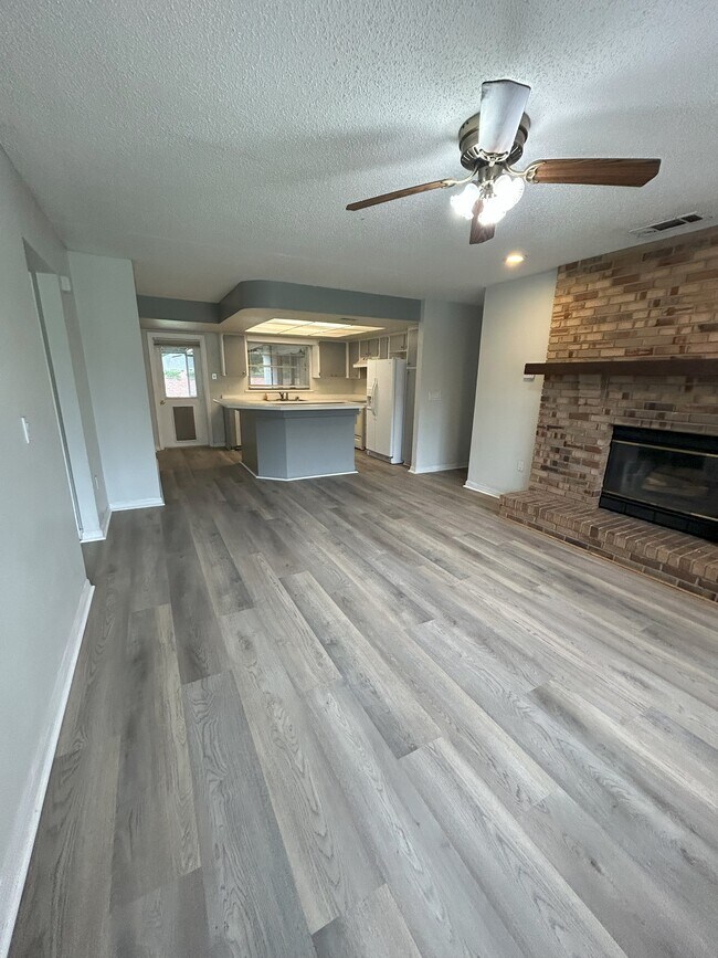 Foto del edificio - 6449 Rockingtree Ln