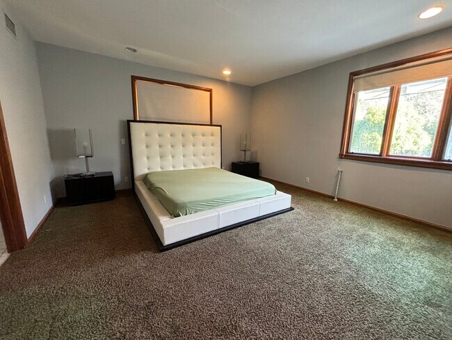 Bedroom - 5230 Louise Ave