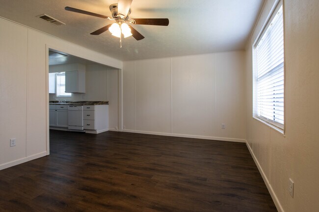 Foto del edificio - 8123 Sanderson Ln