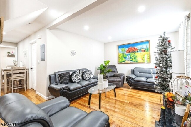 Building Photo - 604 N 8th St