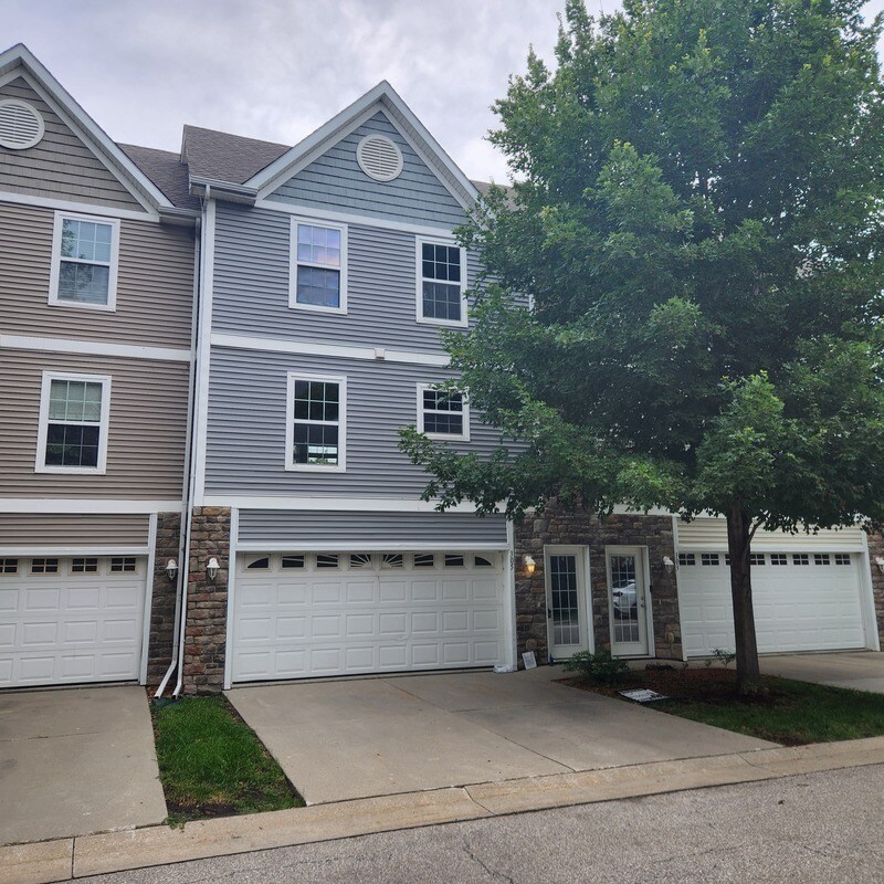 305 NE Kingwood, Waukee, IA 50263 Townhome Rentals in Waukee IA