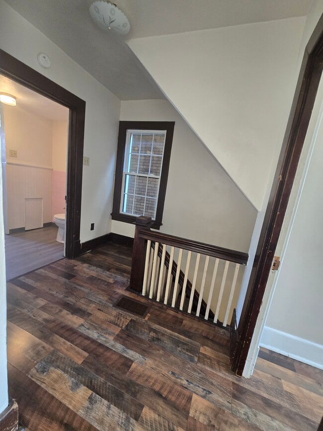 Building Photo - Updated 3br house!