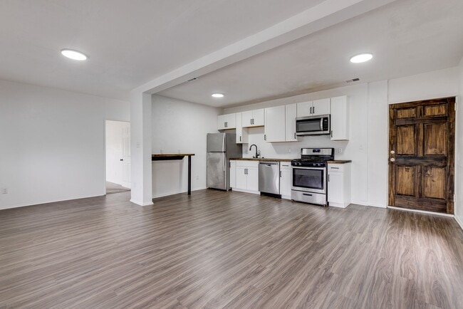 Foto del edificio - AVAILABLE AUGUST 2026 - Updated 2 Bedroom Apartment Located in the heart of a GREAT Neighborhood