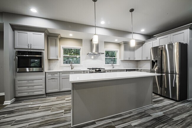 Building Photo - 1411 Dalewood Dr NE
