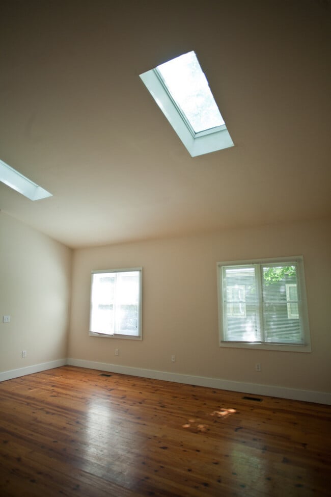 Building Photo - 116 Creel St
