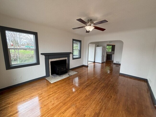 Foto del edificio - 3Bd/2Ba Two Story House - Available to View!