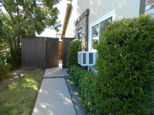 Building Photo - Townhouse w/ Garage & Private Patio, Walking distance to shopping, near highly rated schools
