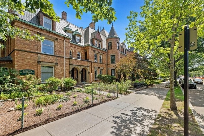 Foto del edificio - 1757 Beacon St