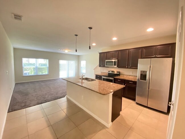 Building Photo - Beauiful Townhome in Tuscany Place. This i...