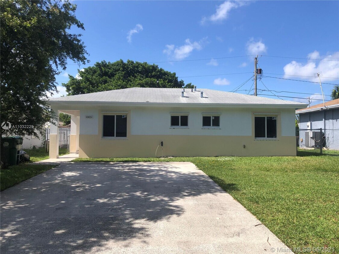 Foto principal - 10831 W Old Cutler Rd