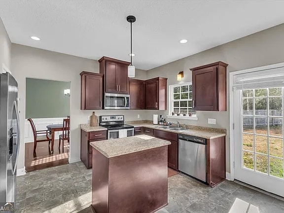 Foto del edificio - 732 Waterlily Ct