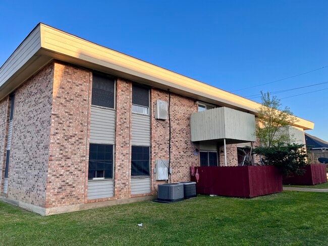 Building Photo - 305 Green Briar St