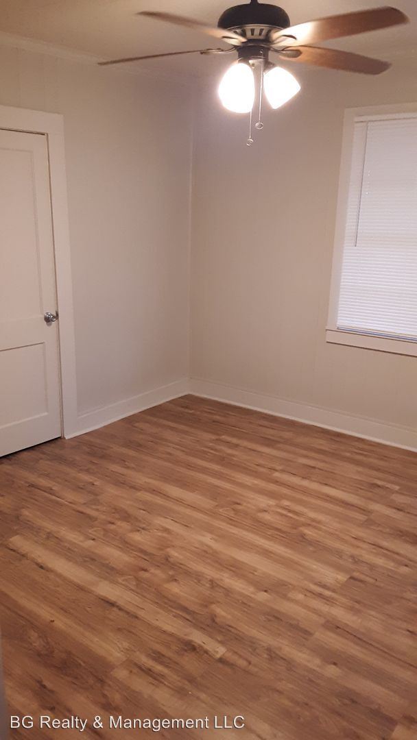 Building Photo - 3 br, 1 bath House - 121 E Gilman Rd