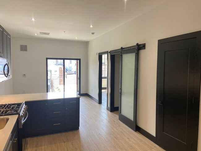 Building Photo - Beautiful one bedroom with den at Watermar...