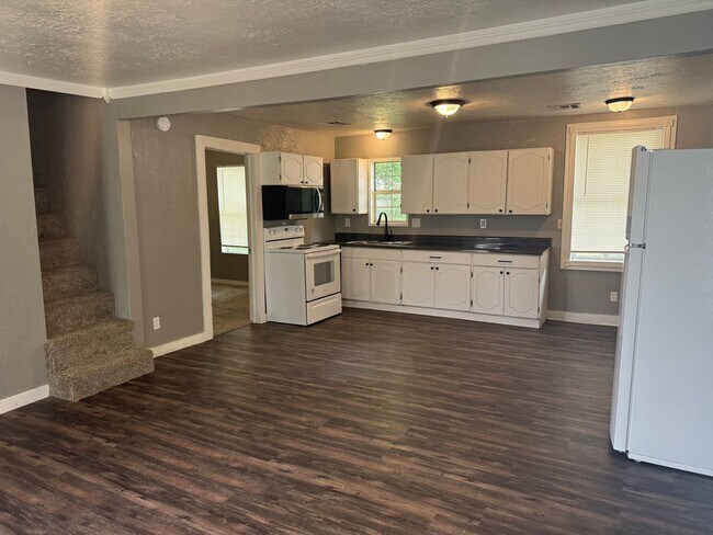 Building Photo - Cutest 2-bedroom cottage with a loft! Huge shady backyard for all things outdoor! All Brand new a...