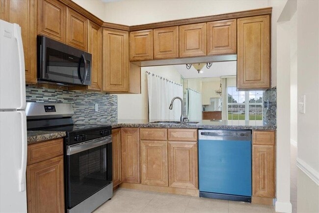 Building Photo - 5540 Lakewood Cir S