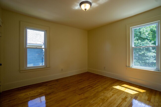 Building Photo - 2424 E Genesee St