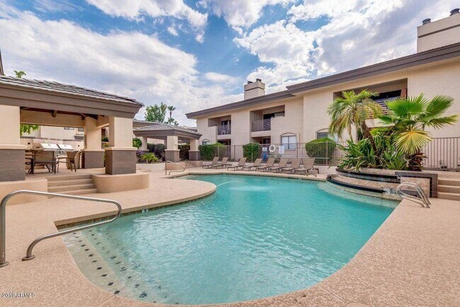 Foto del edificio - 3235 E Camelback Rd
