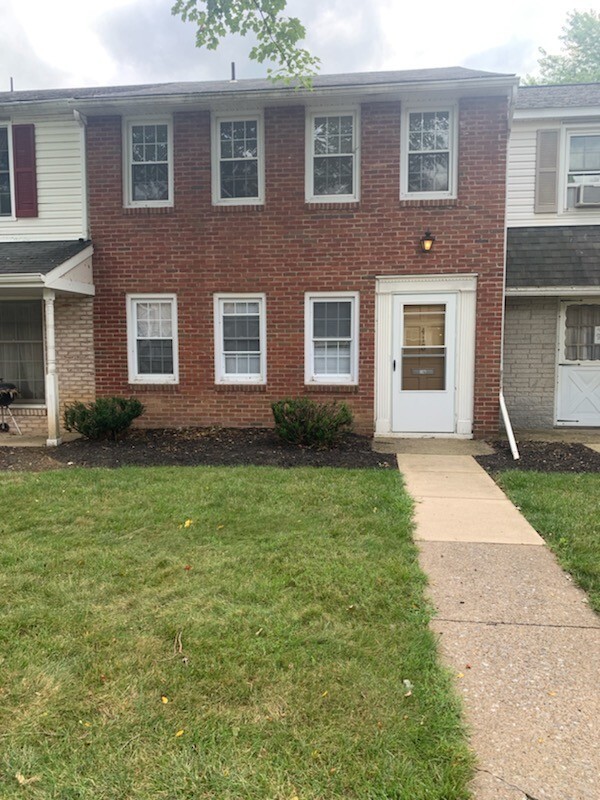 Primary Photo - 3 bedroom, 1 1/2 bath townhouse