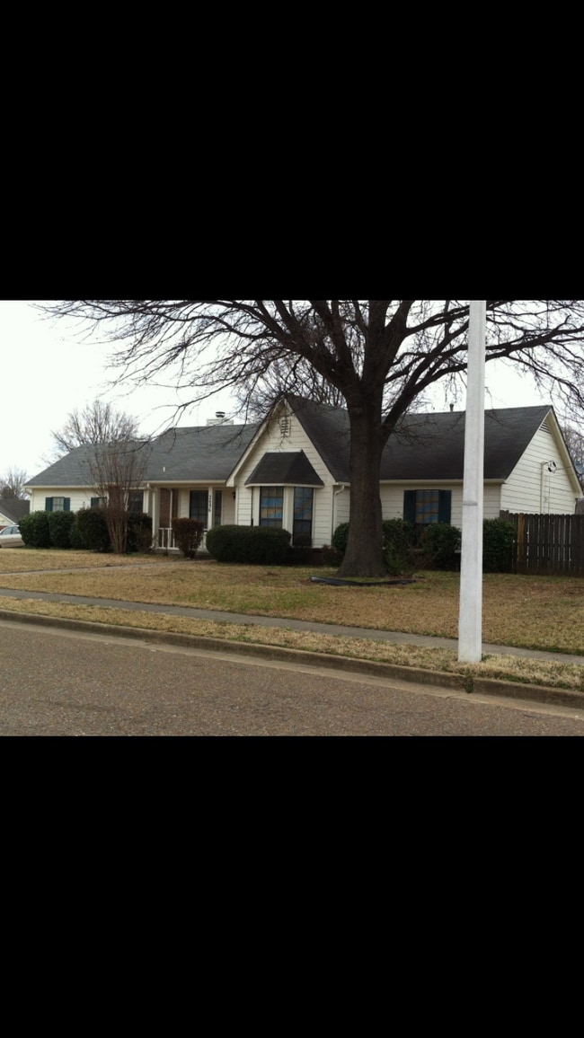 Building Photo - 2696 Green Hollow Ln