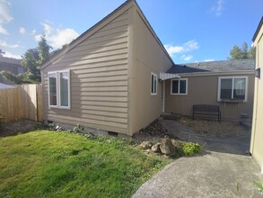 Building Photo - 1650-1660 Salishan St SE