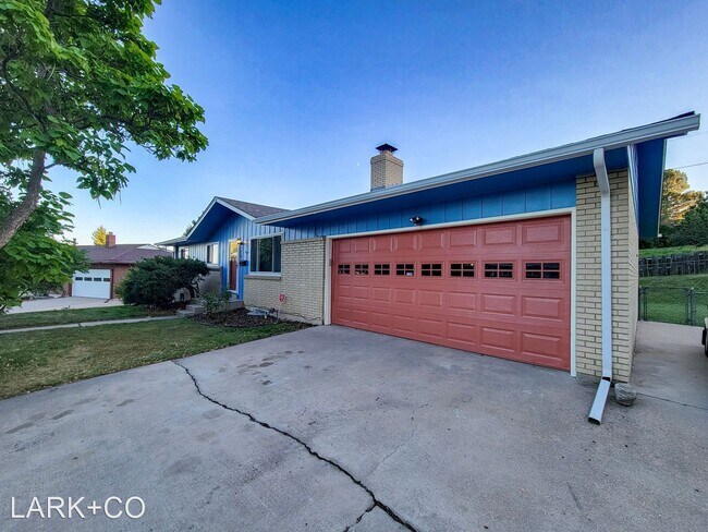 Building Photo - 5 br, 3 bath House - 12050 W. Carolina Dr