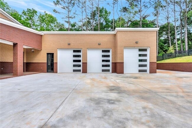 Building Photo - 3240 Smithtown Rd