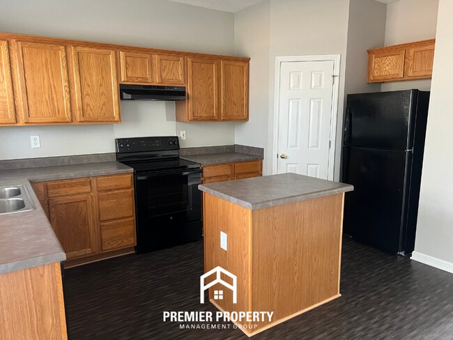 Foto del edificio - Spacious 4BR Huntsville Home with Hardwood Floors, Island Kitchen & Fenced Yard