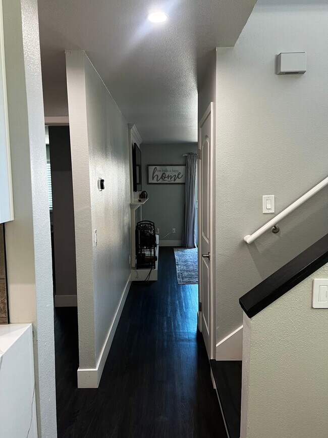 Foto del edificio - Modern 3 Bed / 2 Bath End Unit Home for Re...