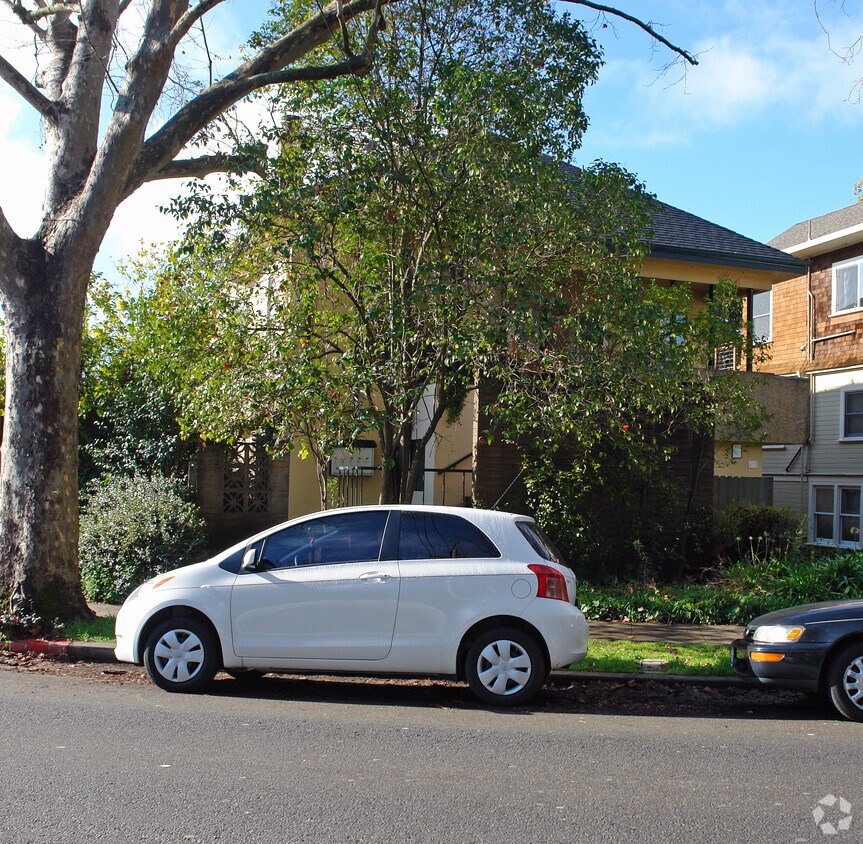 Primary Photo - 415 Mission Ave