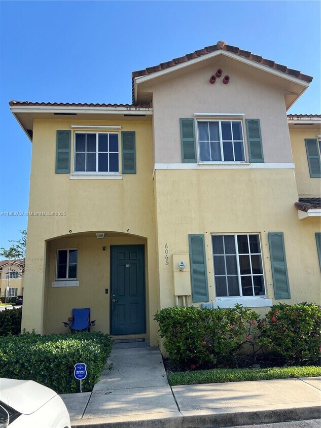 Foto principal - 6065 SW 19th Ct
