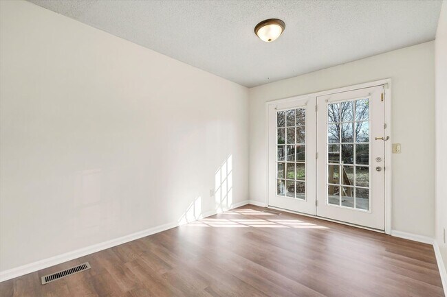 Building Photo - Spacious 4 Bed / 2 Bath Home