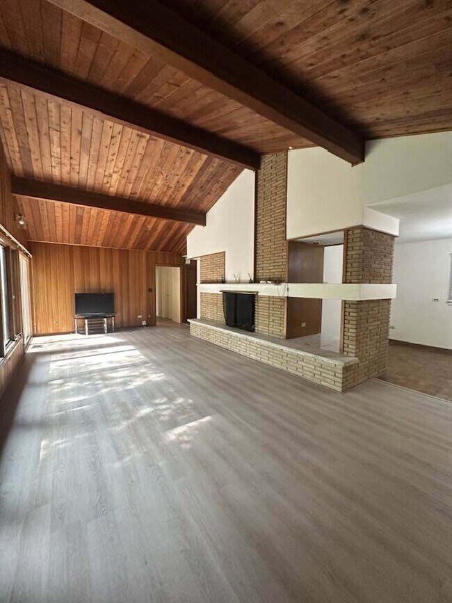 Foto del edificio - 2030 Crestwood Ln