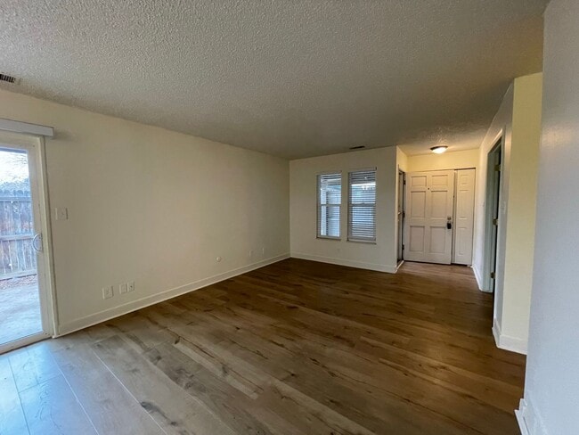 Building Photo - 5918 S Willow Way