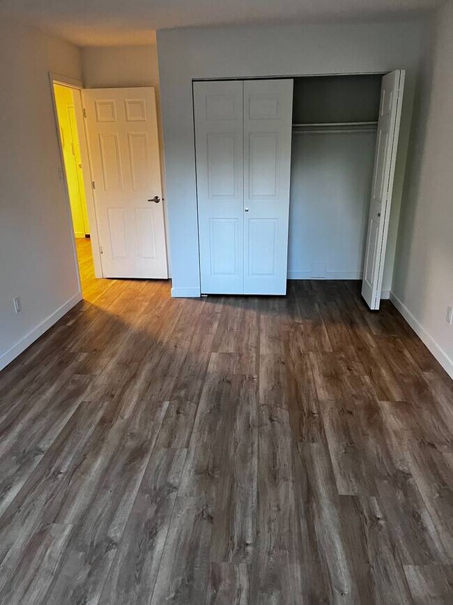 Building Photo - 1320 King Albert Ave