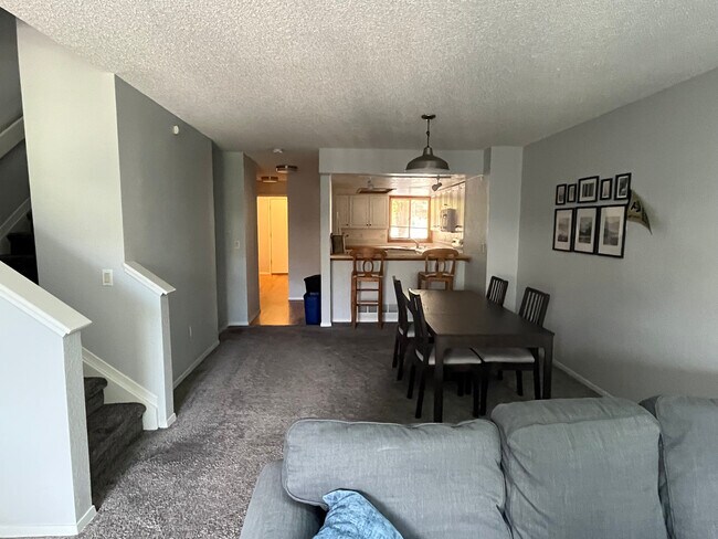 Cocina y comedor - 2823 Springdale Ln