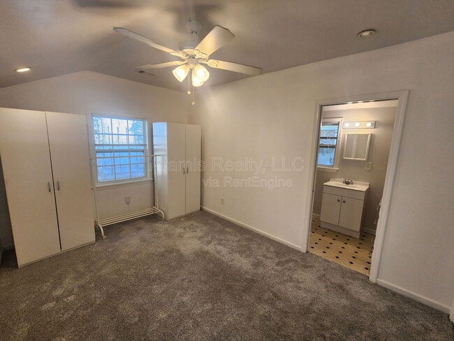 Foto del edificio - 1064 Curran St NW