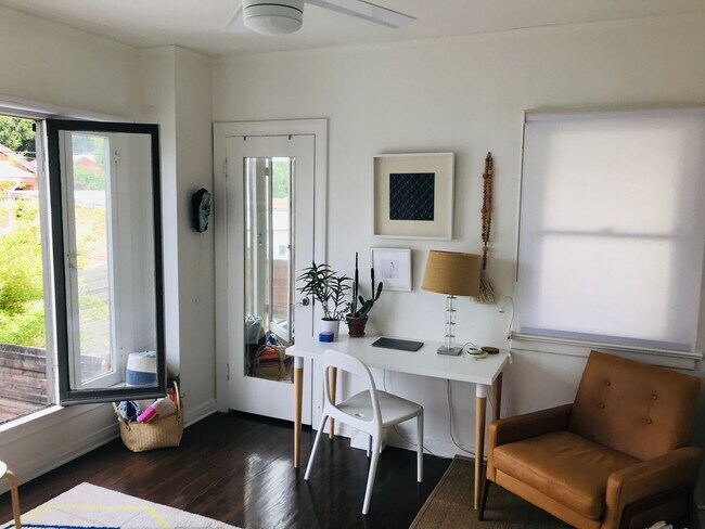 Building Photo - Large 2 Bed, 1 Bath Upper Level Residence with Parking & In-Unit Laundry