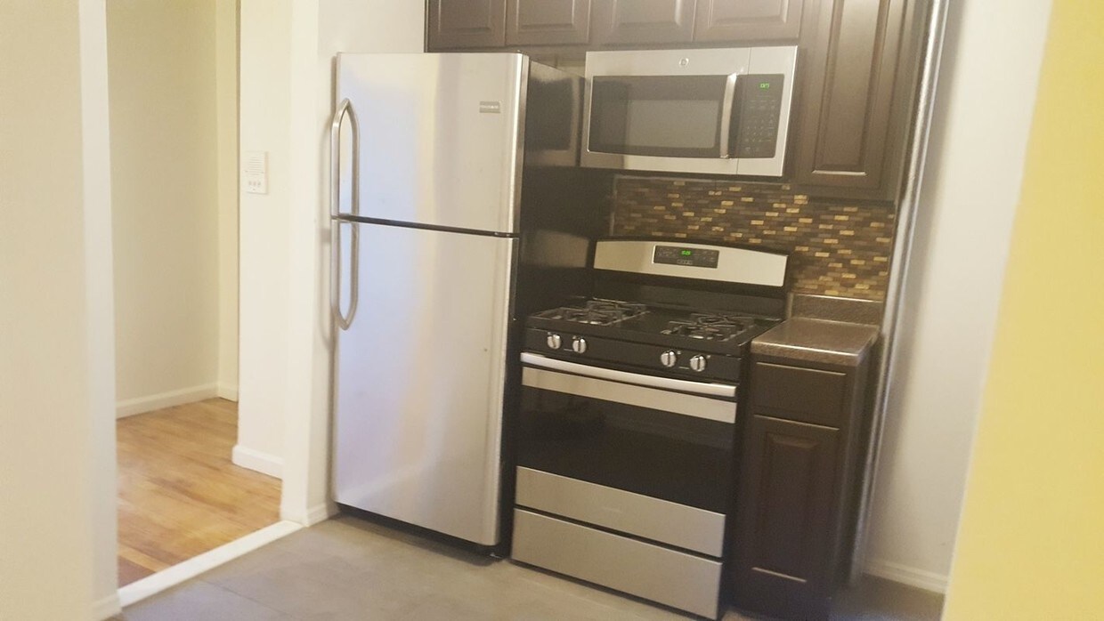 Primary Photo - 801-811 Avenue C