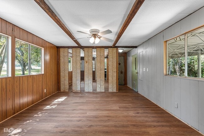 Building Photo - Country LIving!!