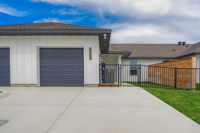 Building Photo - Bright & Cozy Townhome