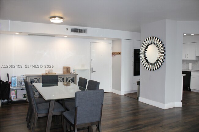 Building Photo - 3500 Mystic Pointe Dr