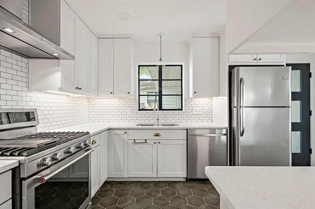 Building Photo - 1207 Ridgemont Dr
