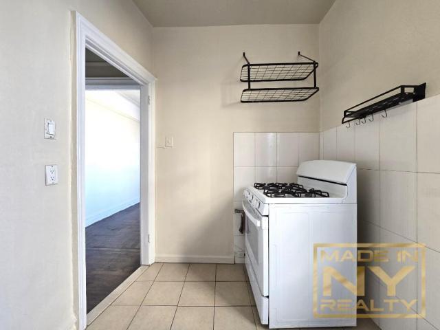 Building Photo - 1 bedroom in SUNNYSIDE NY 11104