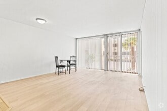 Building Photo - 1425 Lakeside Dr