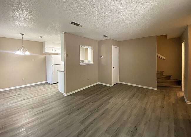 Building Photo - 3901 Hereford Ln