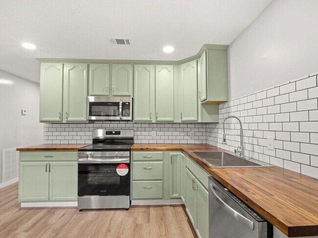 Building Photo - 2063 Columbus Cir